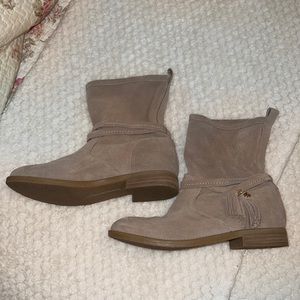 TOMMY HILFIGER NWT TAN SUEDE BOOTS. SIZE 7. NEW. PERFECT CONDITION. NEVER WORN.